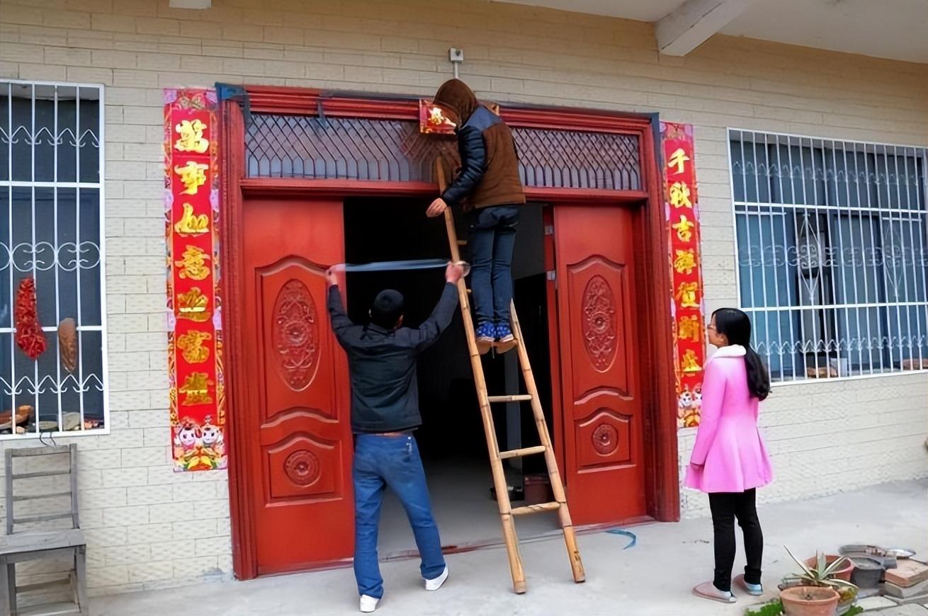过年什么时候贴对联和福字（贴对联和福字的习俗时间）