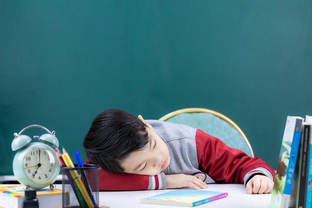 床头在西,床尾在东好吗？探索床头朝向对风水的影响