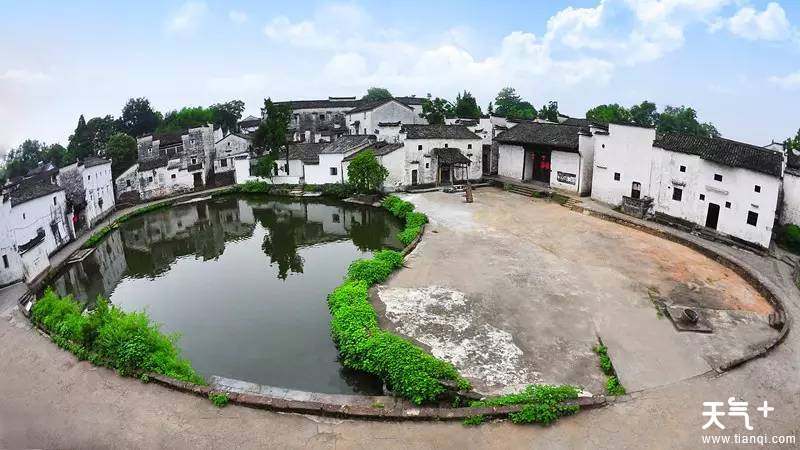 房子前后有池塘影响风水吗？探讨住宅周围池塘的风水影响