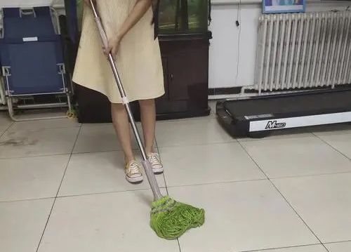 晚上扫地拖地好不好（晚上打扫地面有什么说法）